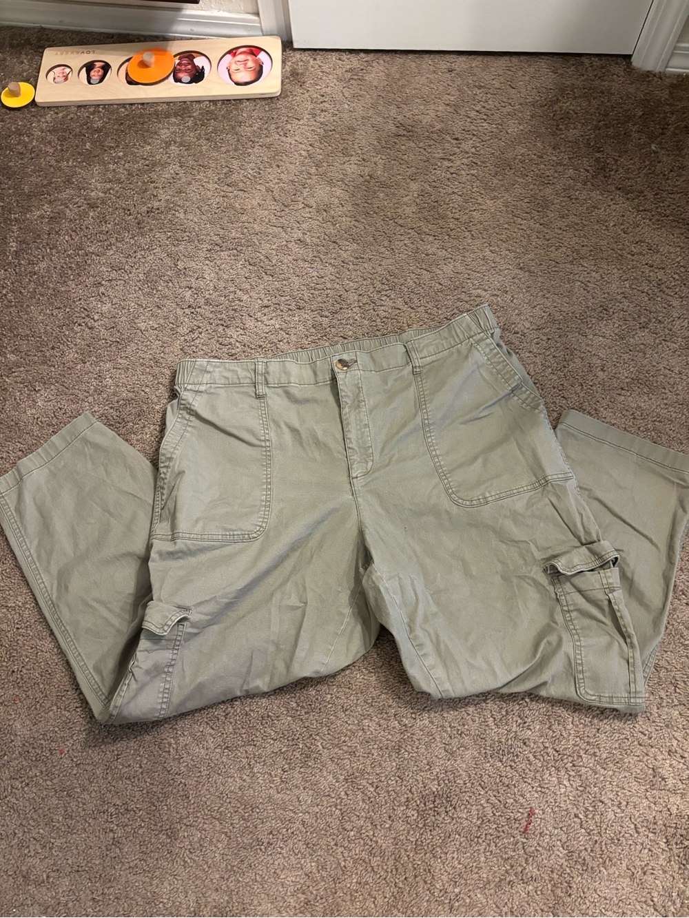 Old Navy Men's Cargo Pants in Light Olive Green